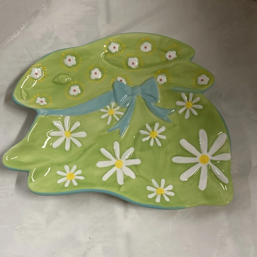 Pier 1 Easter Bunny Rabbit Hand Painted Dolomite Cookie Treats Plate Daisies